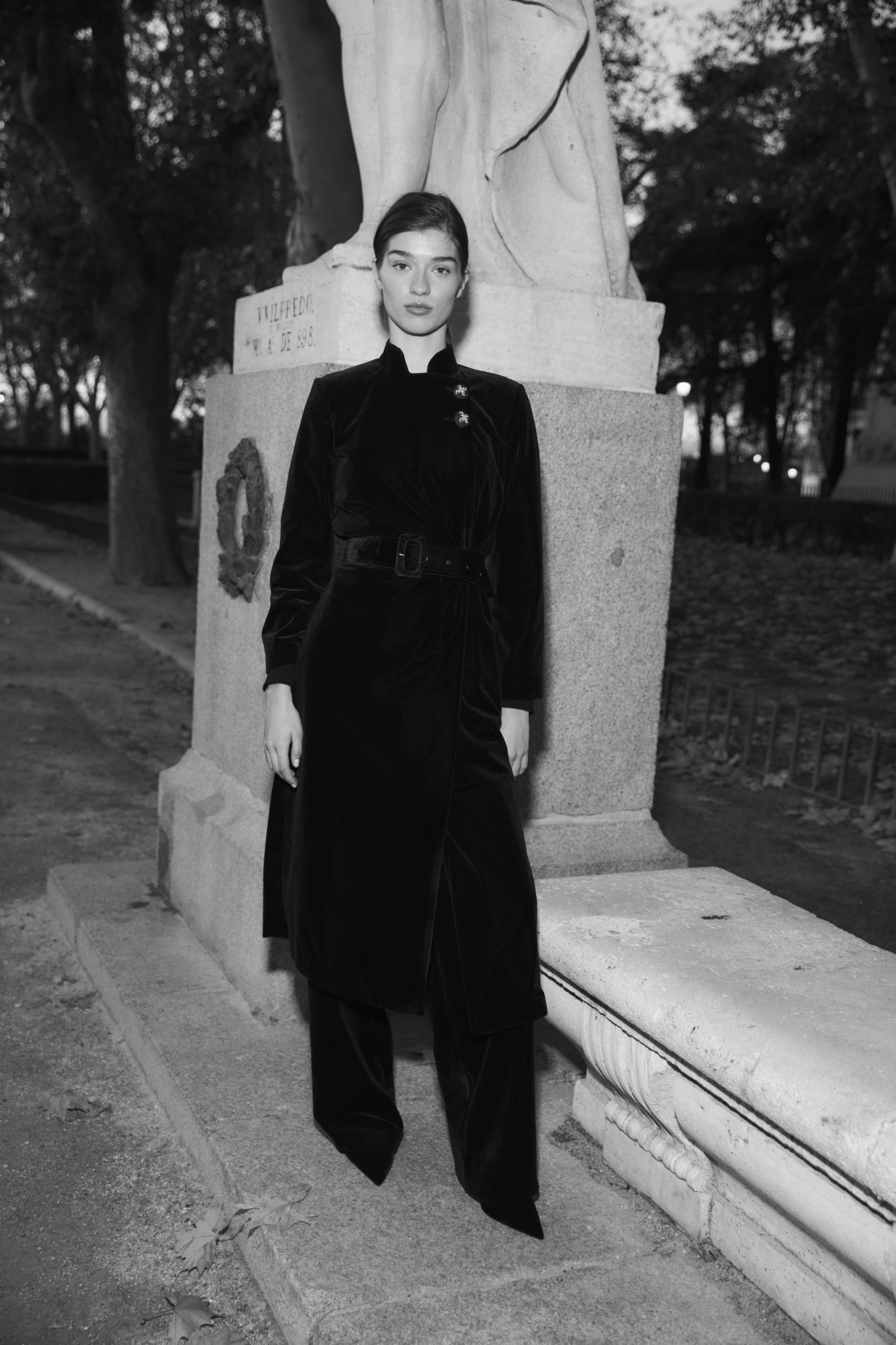 ABRIGO ELEONORE TERCIOPELO NEGRO – Vanderwilde - Main Image